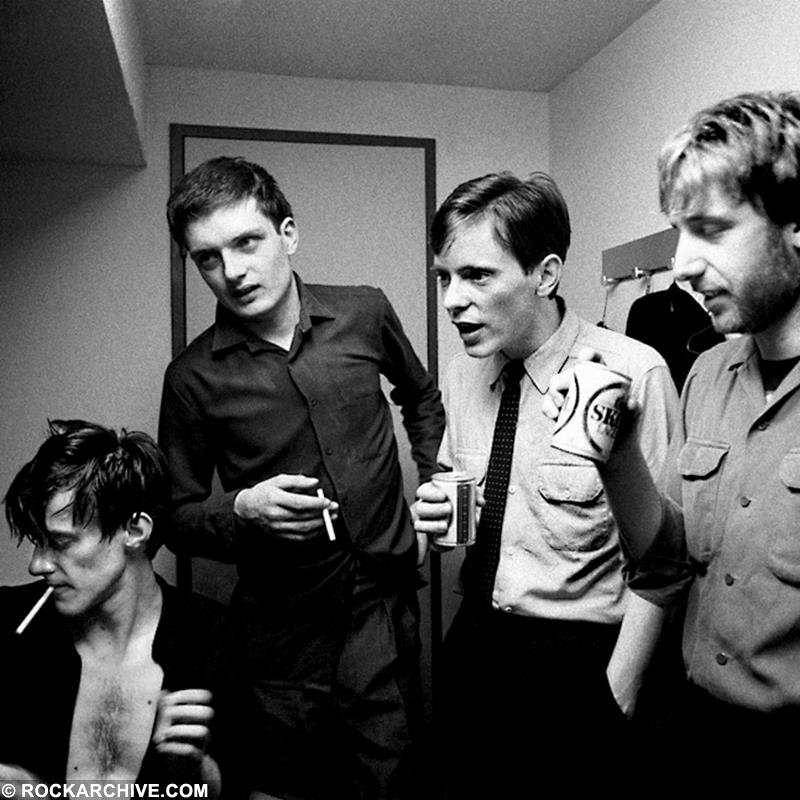 NEW ORDER CONTINUARON PRAGMÁTICAMENTE TRAS LAS MUERTE DE IAN CURTIS Joy Division, Ian Curtis | 1979 Print | Jill Furmanovsky Photo