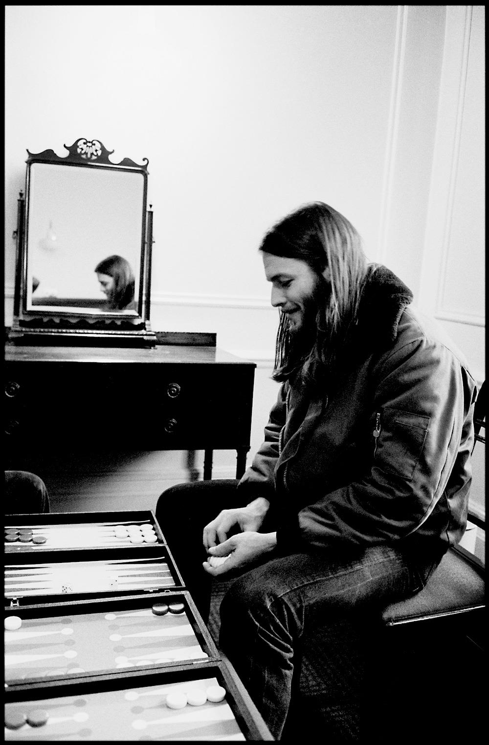 A Rockarchive limited edition print of David Gilmour playing backgammon.
