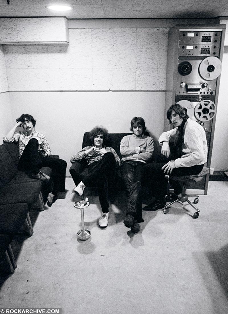 1967: El fascinante cruce psicodélico entre Pink Floyd y Sgt. Pepper 🎸🌈 1 https://www.rockarchive.com/media/2170/pink-floyd-pf005anwh.jpg?height=1103&mode=stretch&overlay=watermark.png&overlay.position=0%2C1083&overlay.size=230%2C20&width=800