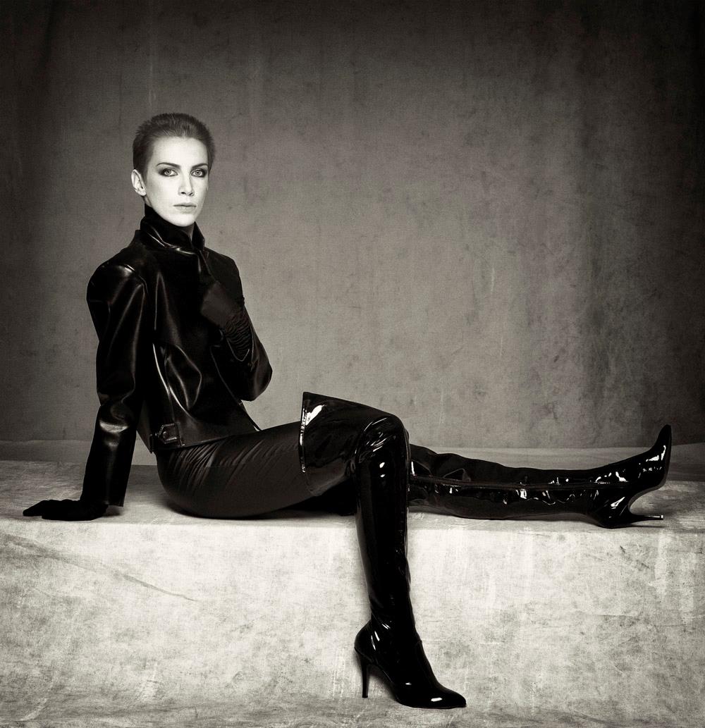 Annie Lennox, Eurythmics dressed in back leather in 1979 photographed by Brian Aris