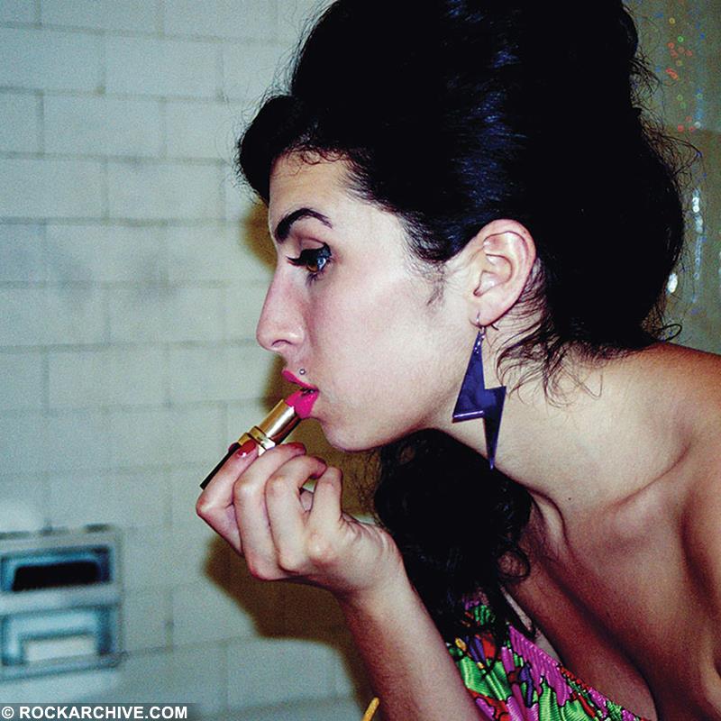 amy winehouse smoking a cigarette Amy Winehouse | Putting on Lipstick 2003 amy winehouse smoking a cigarette Amy Winehouse | Putting on Lipstick 2003
