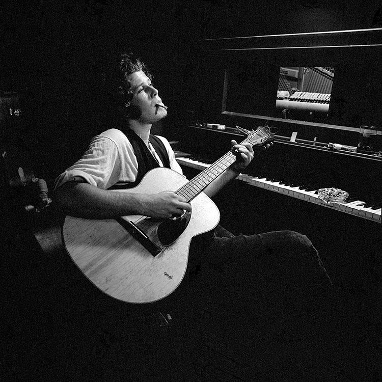 Tom Waits during the covershoot for his album Closing Time in 1972