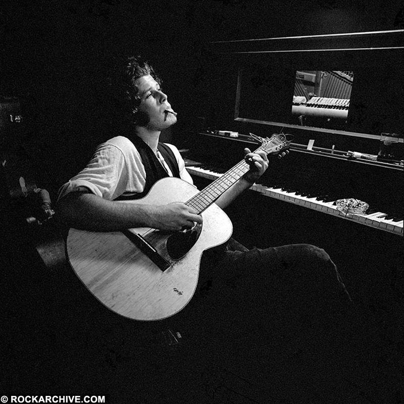 Tom Waits during the covershoot for his album Closing Time in 1972