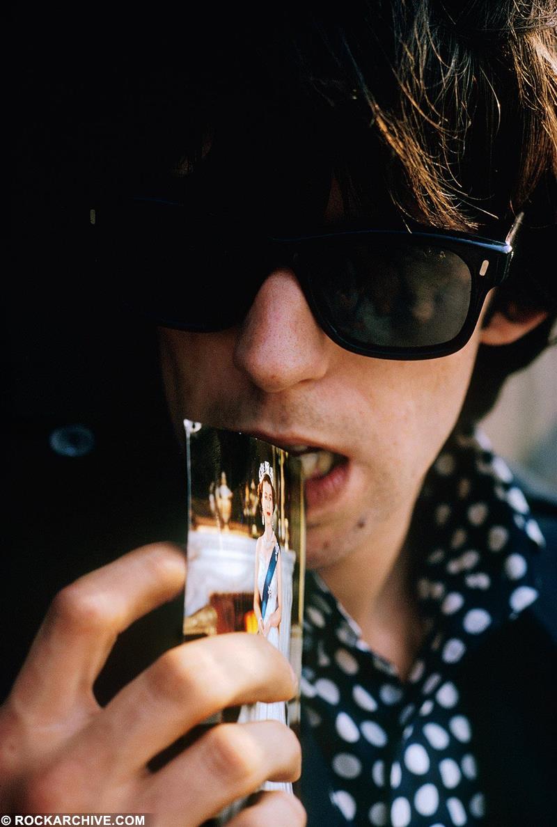 Keith Richards holding a photo of the Queen in 1966.