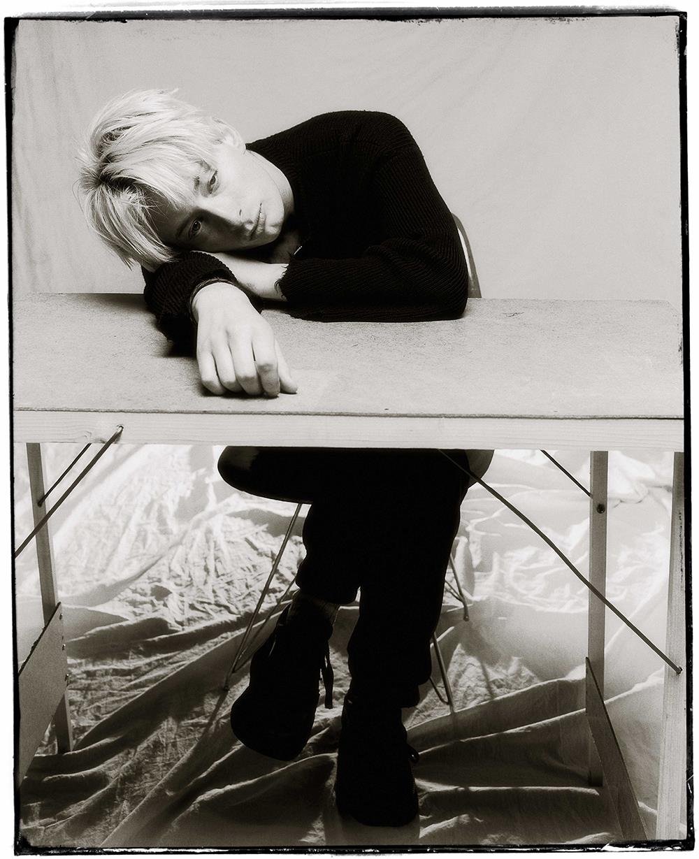 A limited edition print of Radiohead's frontman Thom Yorke leaning on a table.