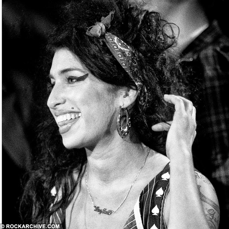 Amy Smiling Amy Winehouse Black And White Smiling Remembering Amy Winehouse With