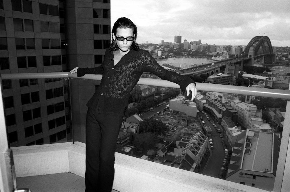 A limited edition print of Michael Hutchence from INXS leaning on a balcony in Sydney.